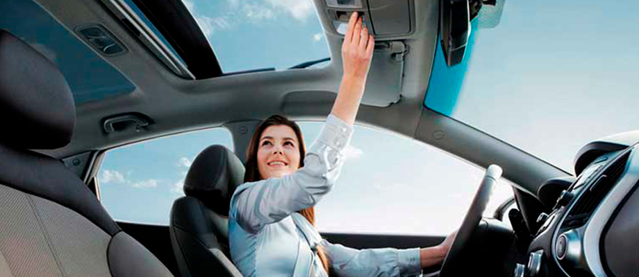 Две девушки встают через люк автомобиля, поднимают руки и держат знаки мира в волнении