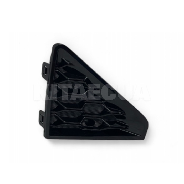 Заглушка черная трехугольная в передний бампер правая рестайлинг HONDA на HONDA M-NV (71103-3K4-H50)
