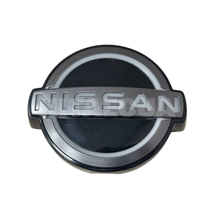 Емблема передняя ОРИГИНАЛ на NISSAN Ariya (62890-5MT0A)