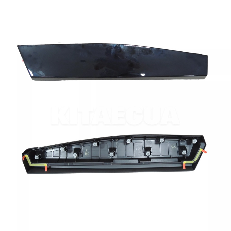 Накладка пластикова нижня задніх дверей глянсова ліва NISSAN на NISSAN Ariya (82871-5MT5A)