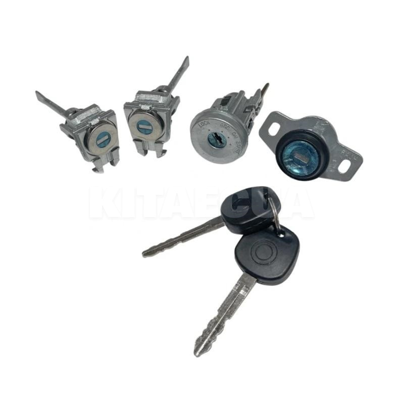 Комплект ключей и личинок (1018012412-01)