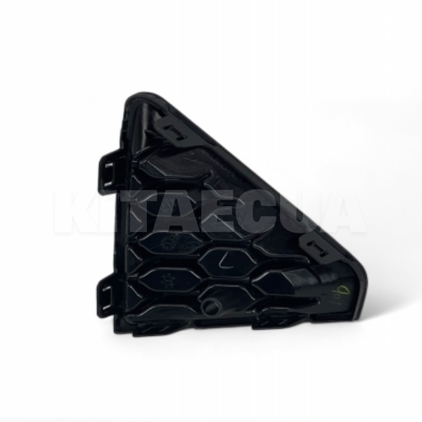 Заглушка черная трехугольная в передний бампер левая рестайлинг HONDA на HONDA M-NV (71108-3K4-H50) - 2