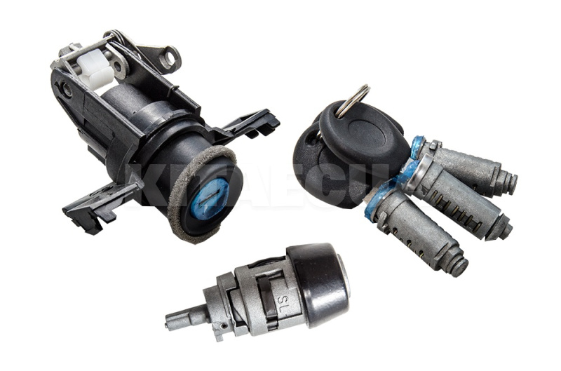 Комплект ключів і личинок на Chery AMULET (A11-8CB6105H3)