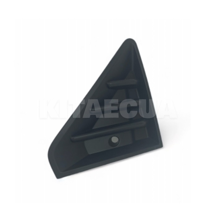 Заглушка черная трехугольная в передний бампер правая HONDA на HONDA M-NV (71103-3K4-H00) - 2
